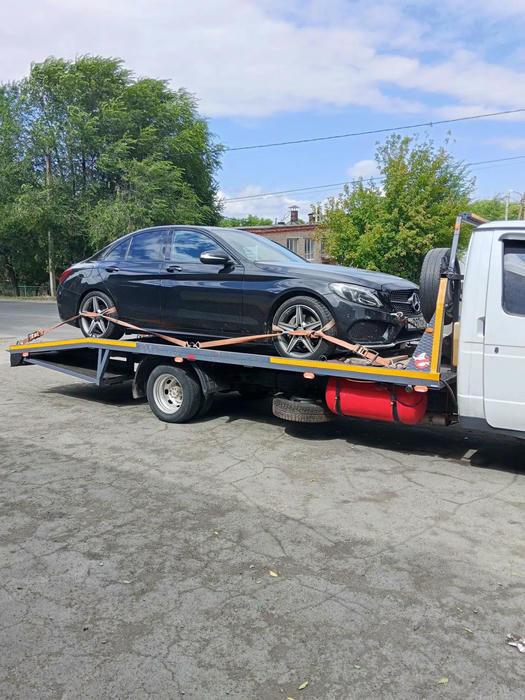 Эвакуатор в Орске погружает легковой автомобиль днём
