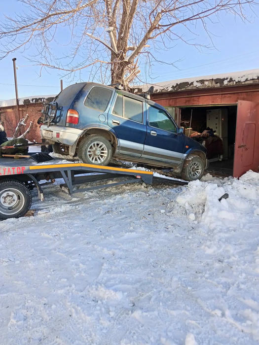 Эвакуатор вытаскивает машину лебёдкой из снега, Орск